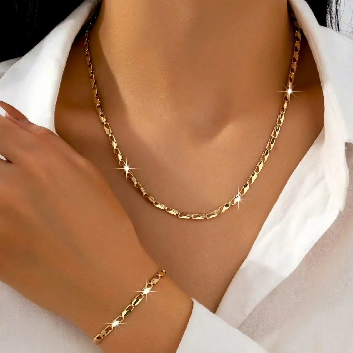 A Set of Sexy and Luxurious Women's Necklaces and Bracelets, a Fashionable and Versatile Women's Jewelry Set