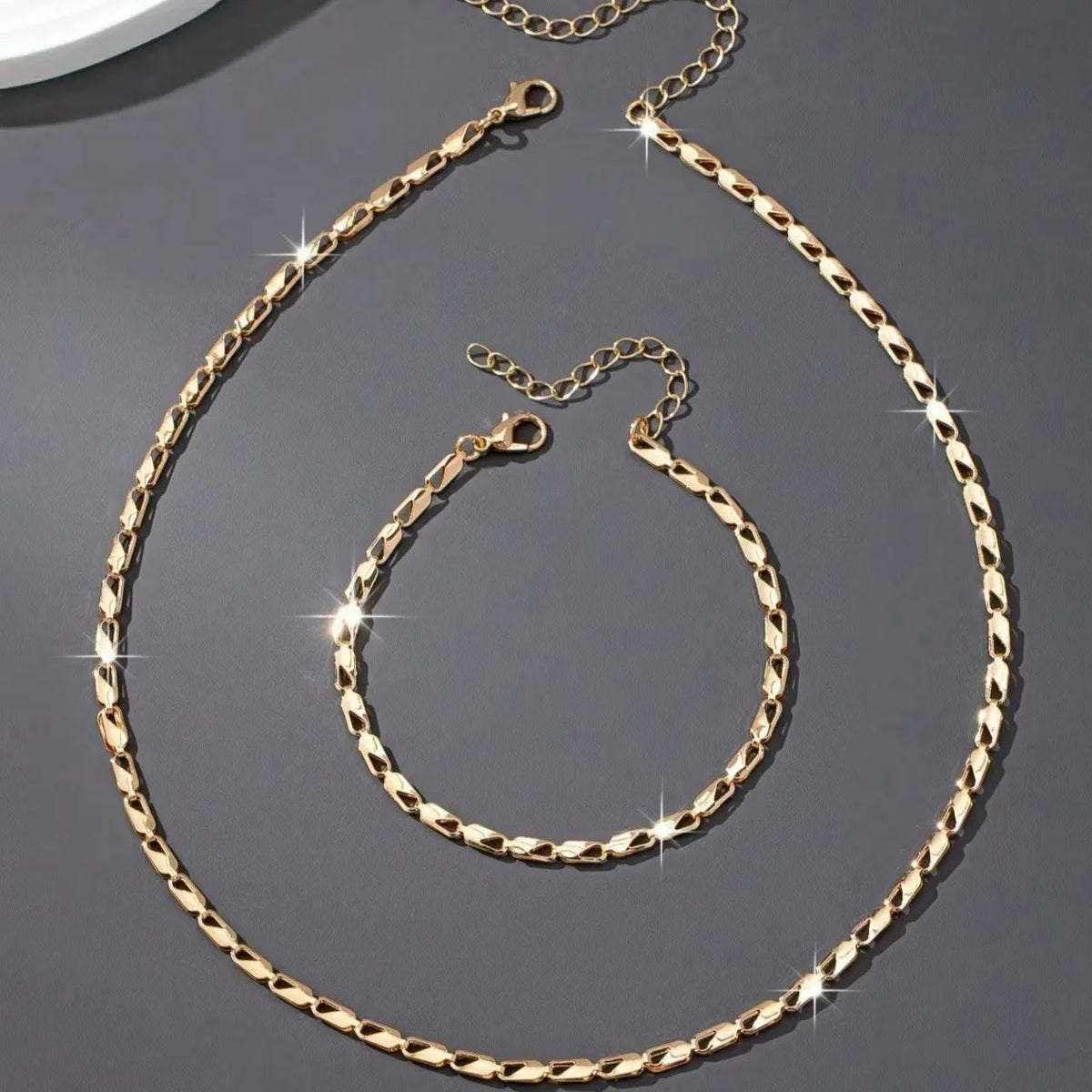 A Set of Sexy and Luxurious Women's Necklaces and Bracelets, a Fashionable and Versatile Women's Jewelry Set