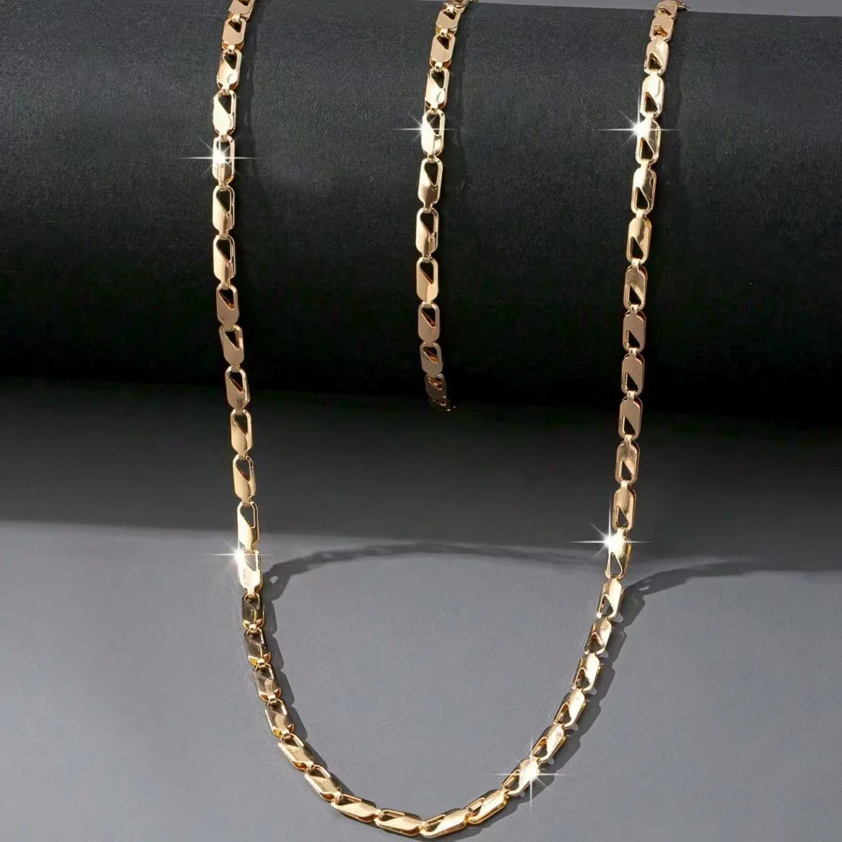 A Set of Sexy and Luxurious Women's Necklaces and Bracelets, a Fashionable and Versatile Women's Jewelry Set